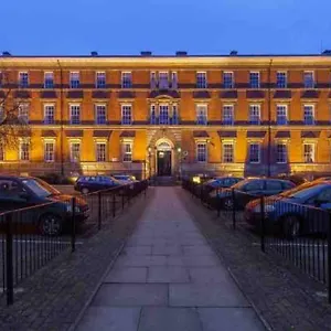 https://county-house-the-white-apartment.yorkshirehotels.net